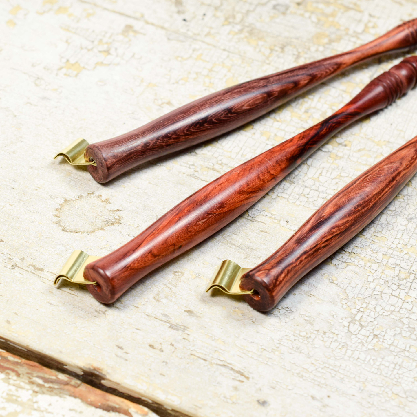 The handmade brass flanges on the left oblique pens are perfect for left-handed users!